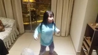 niña bailando Iron Butterfly - In a Gadda Da Vida