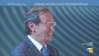 Momento di 'imbarazzo' in studio, Myrta Merlino a Maurizio Gasparri: "C'è Gianfranco Fini, ...