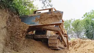 Caterpillar D6R XL Bulldozer Powerfully Pushes Cliff Soil to Make Plantation Roads