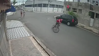 caindo de bicicleta