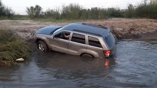 Jeep Grand Cherokee против Pajero Sport.  Кто лучше на бездорожье в стоке?