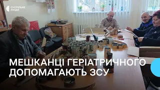 Б'ють горіхи та роблять окопні свічки: мешканці геріатричного пансіонату у Луцьку допомагають ЗСУ