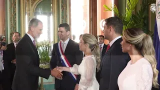 Su Majestad el Rey saluda al Presidente y a la Primera Dama de la República del Paraguay