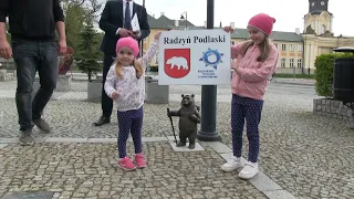 Uroczyste  odsłonięcie Niedźwiadka Podróżnika w Radzyniu Podlaskim