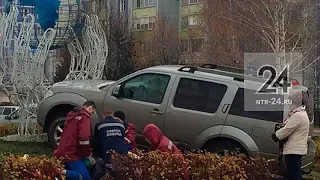 В Нижнекамске на пр.Мира водитель иномарки врезался в архитектурную конструкцию