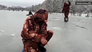 Рыбаки вышли на тонкий лед р. Кинешемки