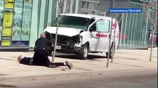 VIDEO: Toronto officer faces off with driver accused of killing 10 in van incident