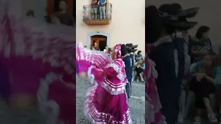 Desfile final del Festival Folclórico de los Pirineos: llegada del grupo de México.