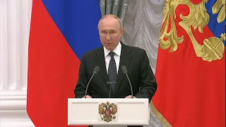 Владимир Путин вручил награды выдающимся россиянам