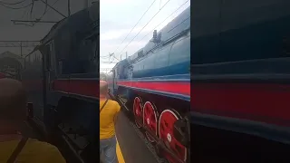 Паровозы ЛВ-0182 и П36-0027 в сцепке покидают Балтийский вокзал #shorts #short #subscribe #train