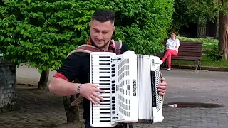 Трускавець 2022: Юрій Дякунчак у центрі Трускавця грає на акордеоні