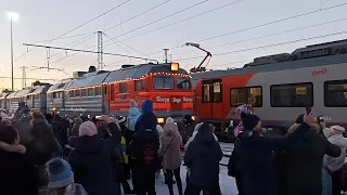 Магнитогорск, поезд деда Мороза прибывает на 1-й путь, Вокзал (08.12.2022)