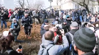 На х... ментов! Драка на митинге Навального. Владивосток  18+