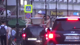 В ванне на  крыше автомобиля по улицам Москвы - Глобальная волна