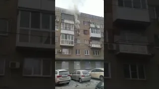 В центре Саратова горит квартира в пятиэтажке