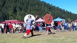 Shield-maiden vs Vikingo con hacha y escudo. Duelo 'Einvigi / Holmgang' de Ormbitur Combate Vikingo