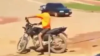 Bêbado caindo de motos