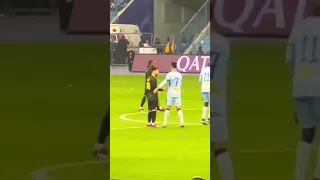 Cristiano Ronaldo e Messi cumprimenta com abraço e aperto de mão, é bonito esse carinho e respeito