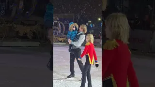 Евгений Плющенко и малыш на руках.Мимишное видео 🤩Александр Плющенко тоже любит малышиков. ВДНХ