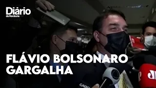 Flávio Bolsonaro desdenha de relatório da CPI da Covid-19 e imita risada do pai