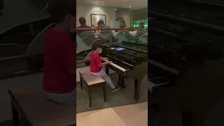 Niño de 8 años toca increiblemente Nuvole Bianche en un restaurante! 😱🧐