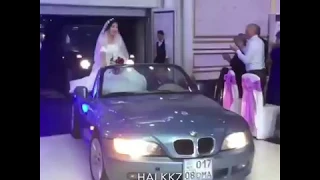 Невеста въехала в ресторан на кабриолете