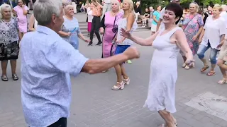 2021год...."Ты Мой Витамин"...Николай с Любашей на танцполе в Гомельском парке...