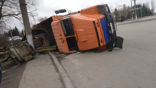 УЖАСНОЕ ДТП! В КРИВОМ РОГЕ ВОДИТЕЛЬ ПЕРЕВЕРНУЛСЯ НА ГРУЗОВИКЕ  КРАЗ