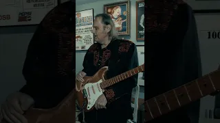 "You don't need pedals!" Walter Trout's Pedalpocalypse