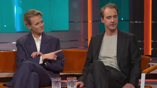 Jonas Karlsson och Josephine Bornebusch kör "Pek-leken" - Hellenius Hörna i TV4