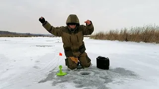 ГЛАВНОЕ УСПЕТЬ ВОВРЕМЯ.ПЕРВЫЙ ЛЕД НА РЕКЕ С СЕМЬЕЙ.ЩУКА ИДЕТ