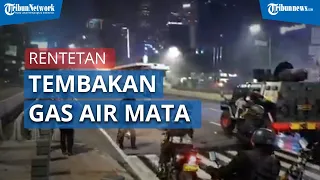 Rentetan tembakan Gas Air Mata, Polisi Pukul Mundur Pengunjuk Rasa Tolak UU Cipta Kerja