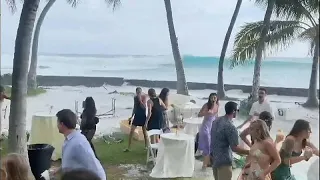 Hawaii: Riesenwelle überrascht Hochzeitsgäste - Torte bleibt verschont