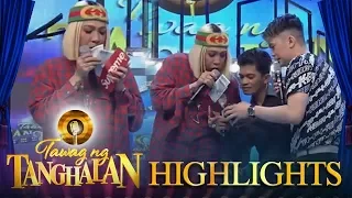 Tawag ng Tanghalan: Vice Ganda puts some money in Romel's wallet