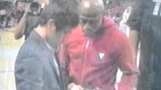 Manny Pacquiao meets Floyd Mayweather at Heat-Bucks game in Miami