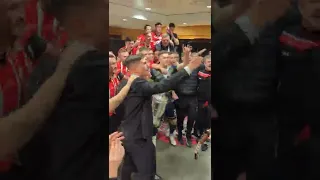 🎶 Well what do you want to know? 🔴⚪🏆 Cup Winners singing with Michael Maloney