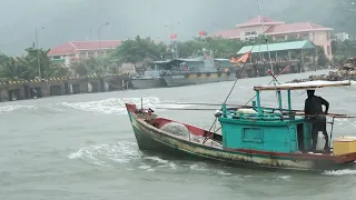 Hay tin có bão ghe vẫn đi kiểu này quá liều