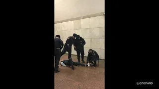 Полиция скрутила пассажира без маски в метро