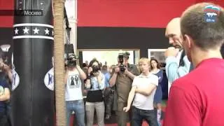 Валуев провел открытую тренировку по боксу