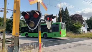 Järnvägsövergången i Ramlösa, Helsingborg med 2 Pågatåg - Swedish level crossing