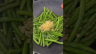The BEST garlic green beans