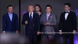 Иосиф Кобзон вручает премию МУЗ ТВ "За вклад в жизнь" Нарсултану Назарбаеву