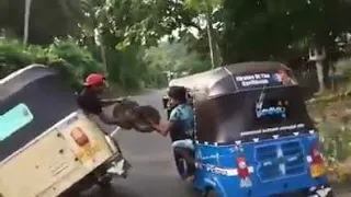 Auto rikshaw tyre changing while driving | unbelievable stunt | viral videos