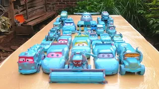 Clean up muddy minicar falling into the water & a convoys disney cars! Play in the garden #12