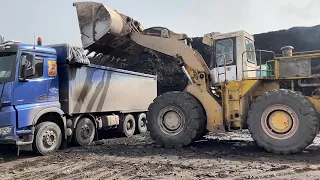 Caterpillar 988B Wheel Loader Loading Trucks