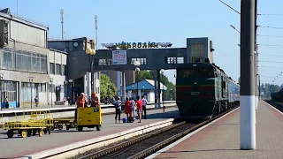 2ТЭ10УТ-0058 с пассажирским поездом Львов - Херсон прибывает на ст.Николаев