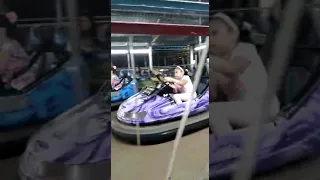 indo no carrinho de bate bate no parque