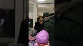 Актобе 31 школа 16.01.18 зав. Уч и учителя не впускают в школу