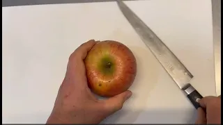 りんご　私はこうやって切ります。