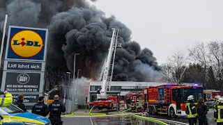 Großbrand in Erkrath-Hochdahl - Riesige Rauchwolke kilometerweit sichtbar | 21.12.2020